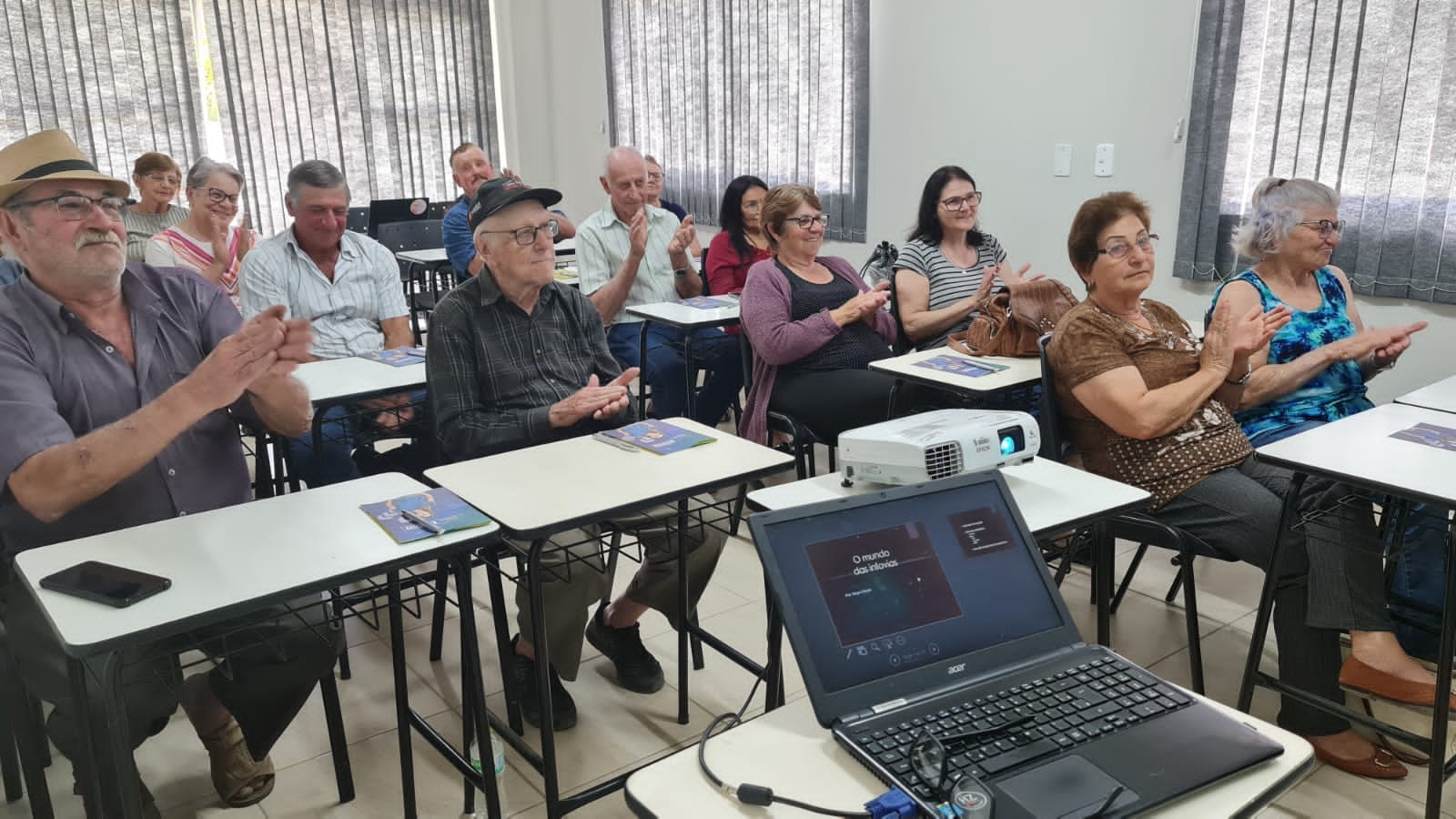 Rádio Educadora 903 Fm Idosos Adultos E Adolescentes Agora Tem Aulas De Informática 9281