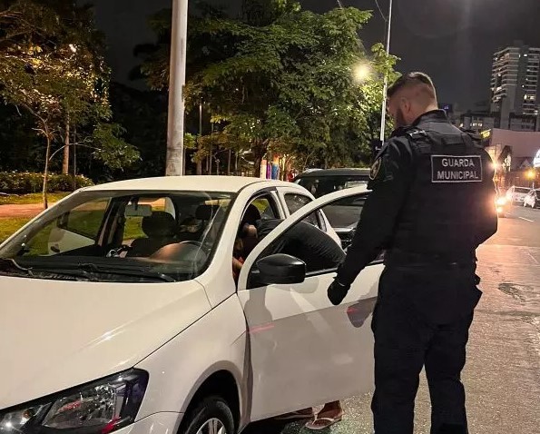 Bebê fica preso momentaneamente em carro em São Roque após porta travar